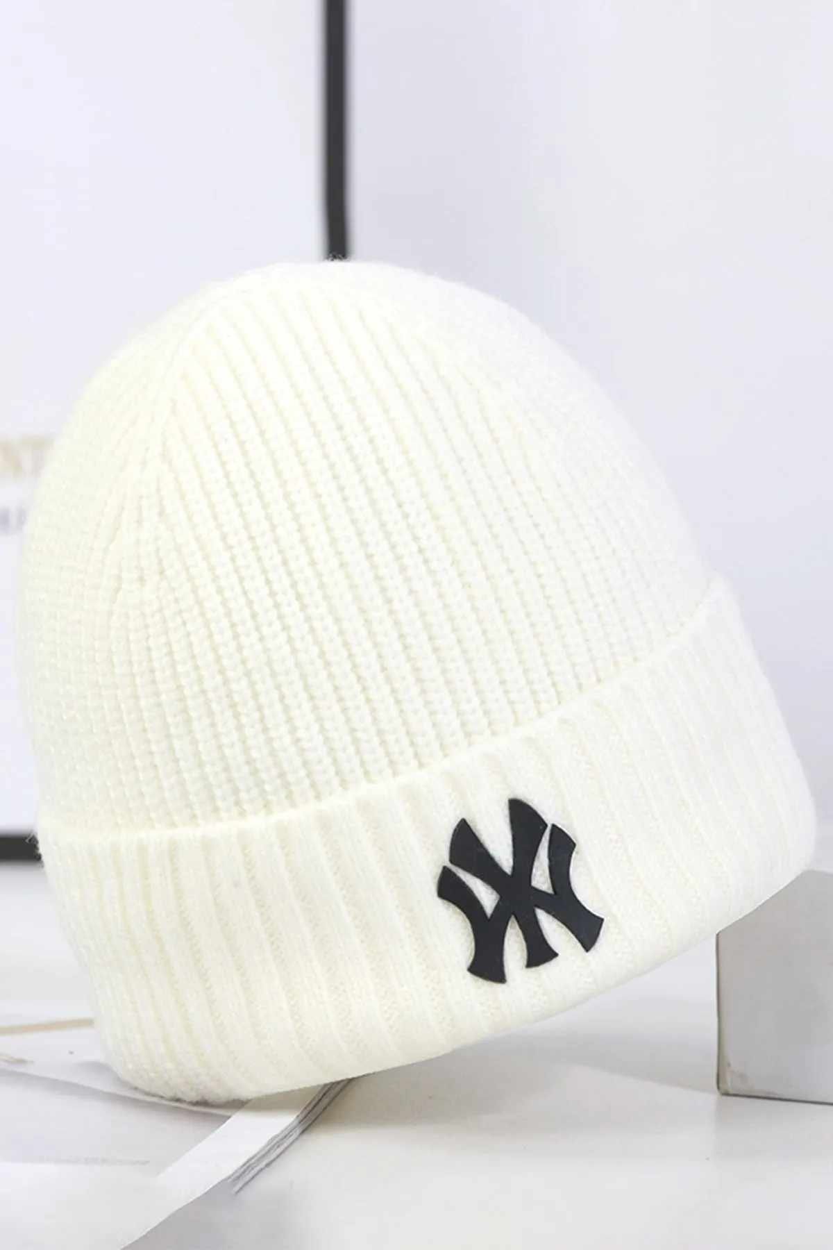 White NY Classic Knitted Beanie - W23 - UBH0027